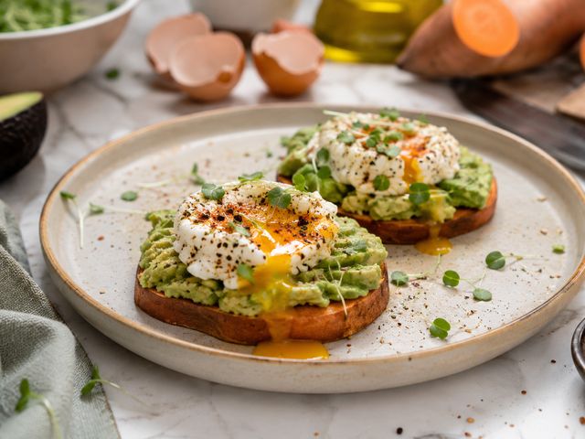 Foto: Süßkartoffel-Toast mit Avocado und Ei