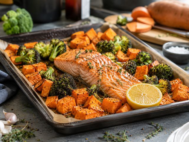 Foto: Ofen-Lachs mit Süßkartoffel und Brokkoli