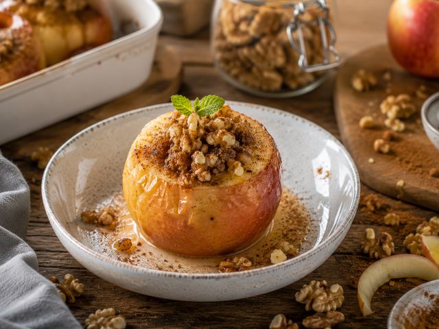 Foto: Bratapfel mit Zimt und Walnüssen